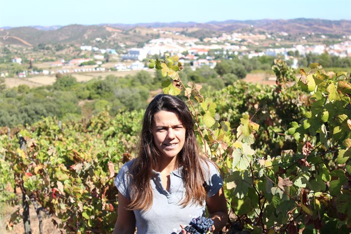 Vinamger Leonor Frazão i marken - i baggrunden aner man Silves gamle by. Foto Vinho