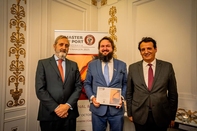 Fra vinderceremonien ved skandinaviens første Maste of Port konkurrence. Det er Ketil i midten.